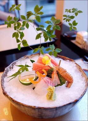 Tuna belly, parrot fish, hairy crab and half beak - 金鐘的灘萬日本料理 (港島香港里拉)