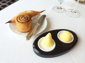 Baugette &amp; Cinnamon Roll with salted &amp; unsalted butter - 中環的Caprice