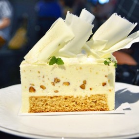 Cinnamon, white chocolate and almond cake - 銅鑼灣的Simplylife Bakery Cafe