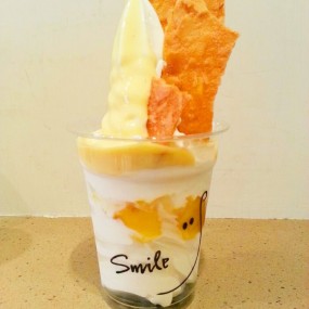 refreshing froyo with almond crisps - 九龍城的Smile Yogurt &amp; Dessert Bar