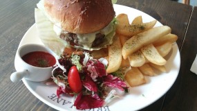Beef cheese burger with fries - 尖沙咀的BRICK LANE Gallery