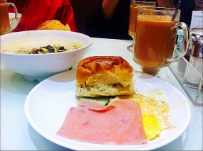 雪菜肉絲米+火腿熟蛋+甜提子餐包+熱奶茶 - 西環的三洋餐廳