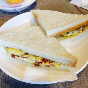 蛋咸牛肉三明治 - 粉嶺的榮珍茶餐廳