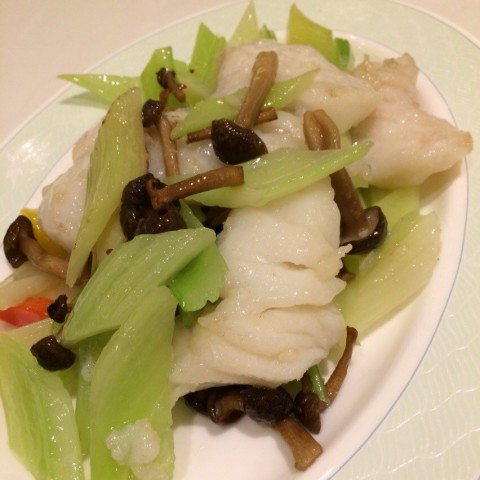 靈芝翠玉炒星斑球 sautéed garoupa fillets with celery and