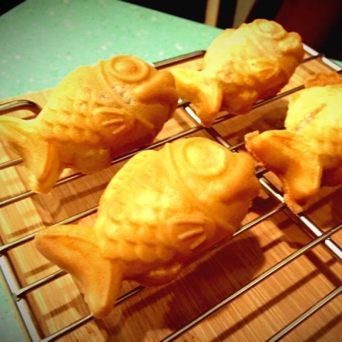 鱼仔烧 - 单食鱼仔烧觉得普通左少少,但连埋红豆绿茶冰一齐食,一热一