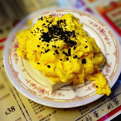 黑松露炒蛋多士 black truffles scrambled egg on toast 
