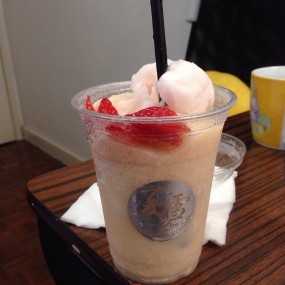 Peach and yogurt smoothie with ice cream - 西環的夏雪