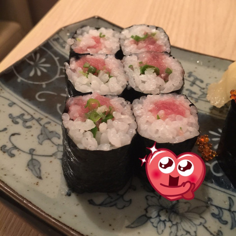 香葱吞拿鱼细卷 - 吞拿鱼肥美香滑,配埋紫茶香葱香口唔腻!hk$ 40